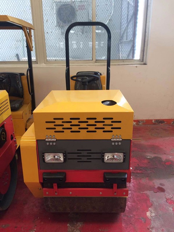 辰旺 自行式振動壓路機+CWYL-800X 主要用于溝槽基礎(chǔ)，道路，體育場地的壓實整平工作，及大型壓路機