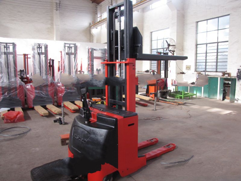 優(yōu)質(zhì)全電動(dòng)堆高車(chē)高效環(huán)保，操作方便，維護(hù)方便