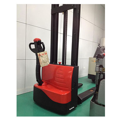 側(cè)駕式全電動(dòng)堆高車(chē)1