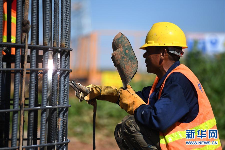 （高溫下的勞動者）（1）引江濟淮施工忙