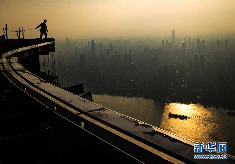 （圖片故事&middot;高溫下的勞動(dòng)者）（1）俯瞰長(zhǎng)江的建設(shè)者