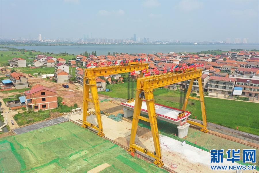 (經(jīng)濟)(1)昌景黃高鐵開始箱梁架設