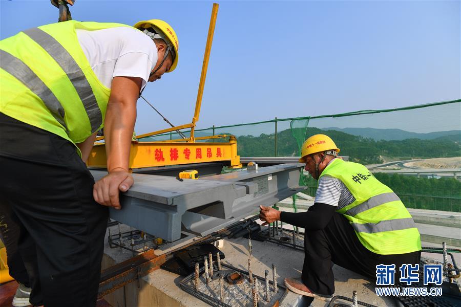 （經(jīng)濟(jì)）（4）廣東清遠(yuǎn)磁浮旅游專線開(kāi)始鋪軌