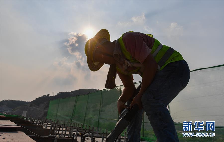 （經(jīng)濟(jì)）（2）廣東清遠(yuǎn)磁浮旅游專線開(kāi)始鋪軌