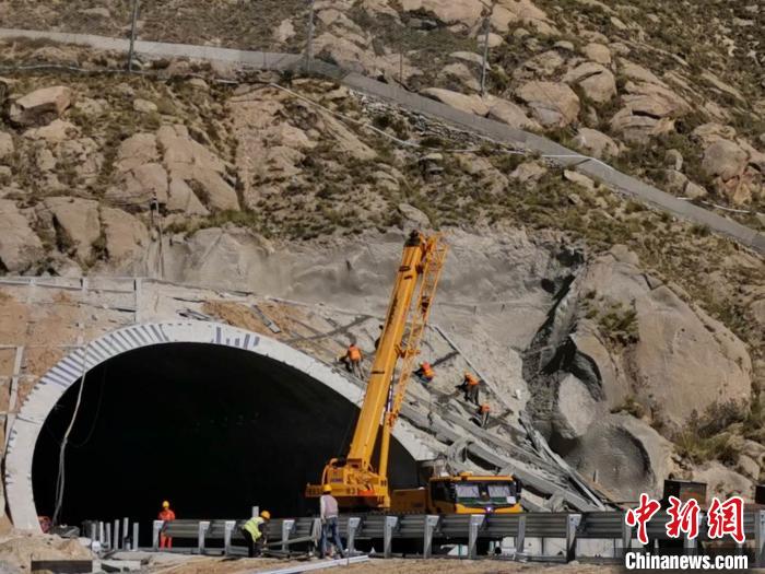 圖為9月8日，施工人員正在進(jìn)行收尾工程施工。施工方供圖