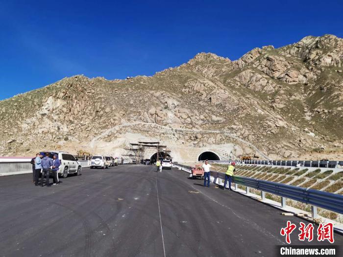 圖為9月8日，拉日公路拉薩段已初步具備通車條件。施工方供圖