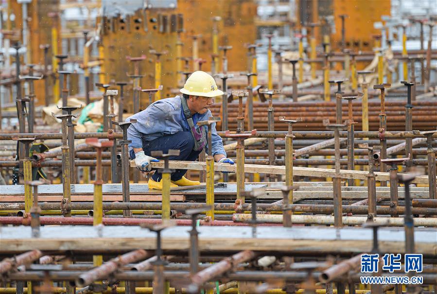 （新華視界）（3）?？趪?guó)際免稅城項(xiàng)目施工忙