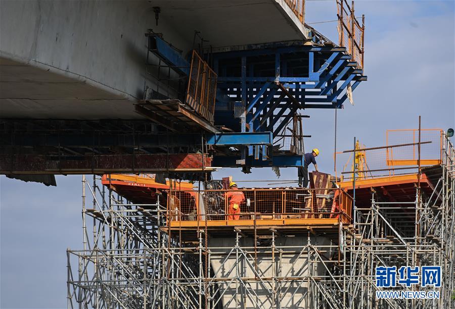 （經(jīng)濟(jì)）（4）佛山：地鐵三號(hào)線科技學(xué)院站主體結(jié)構(gòu)封頂