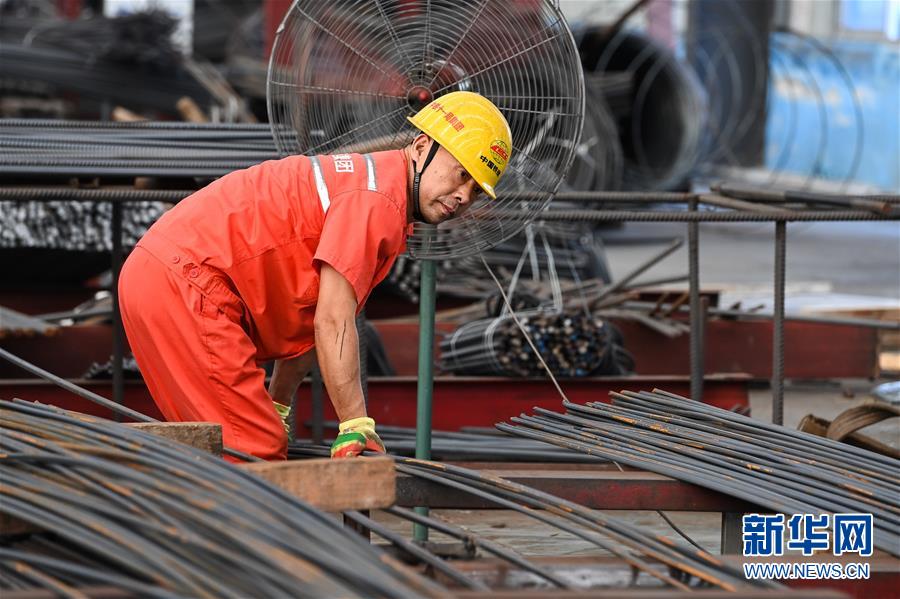 （經(jīng)濟(jì)）（5）佛山：地鐵三號(hào)線科技學(xué)院站主體結(jié)構(gòu)封頂