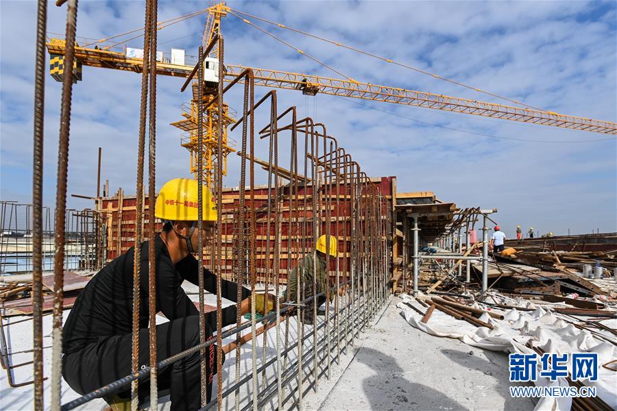 （經(jīng)濟(jì)）（1）佛山：地鐵三號(hào)線科技學(xué)院站主體結(jié)構(gòu)封頂