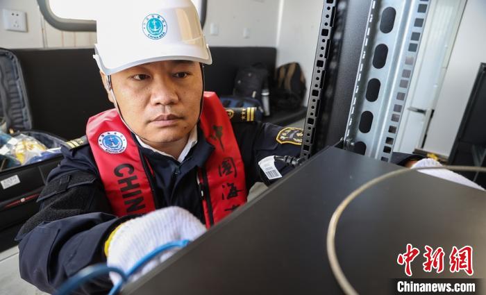 圖為基站工作人員檢測網(wǎng)絡(luò)跳線。　龐皓嚴(yán) 攝 攝