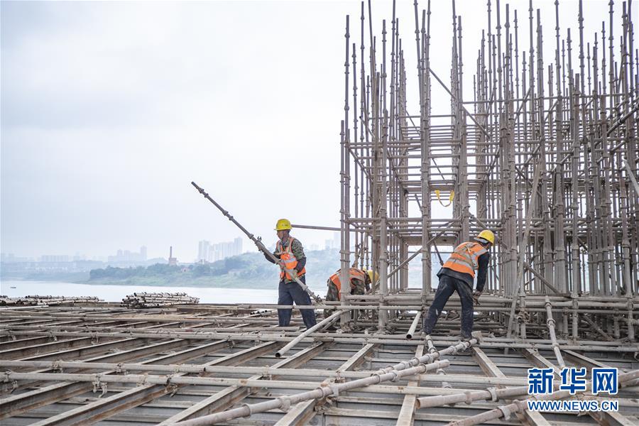 （社會）（2）重慶嘉陵江磁井段防洪護岸綜合整治工程三標(biāo)段加緊施工