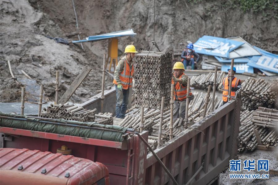 （社會）（5）重慶嘉陵江磁井段防洪護岸綜合整治工程三標(biāo)段加緊施工