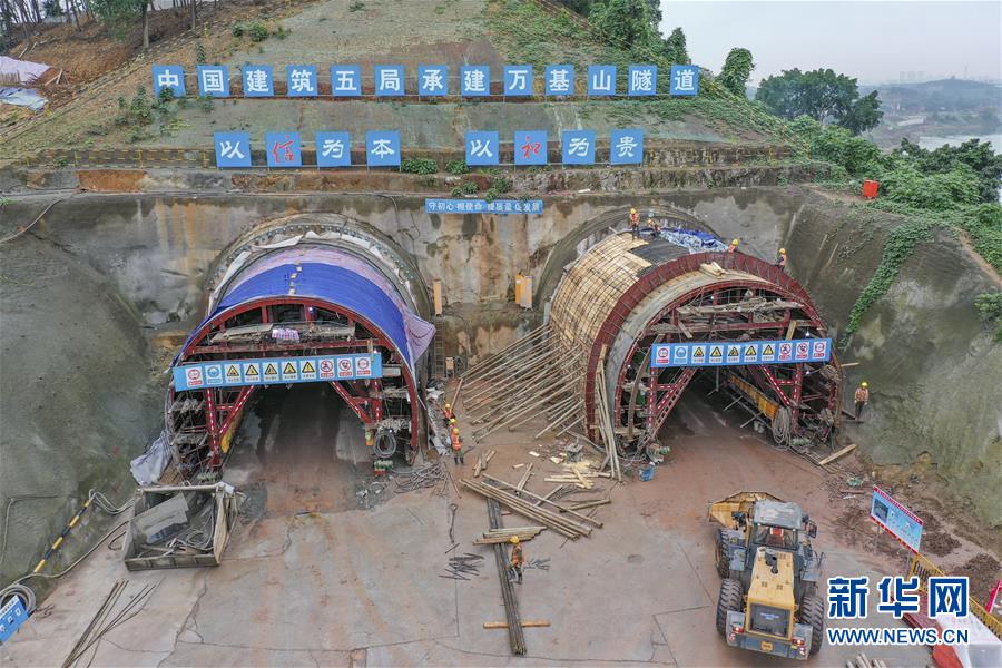 （社會）（6）重慶嘉陵江磁井段防洪護岸綜合整治工程三標(biāo)段加緊施工