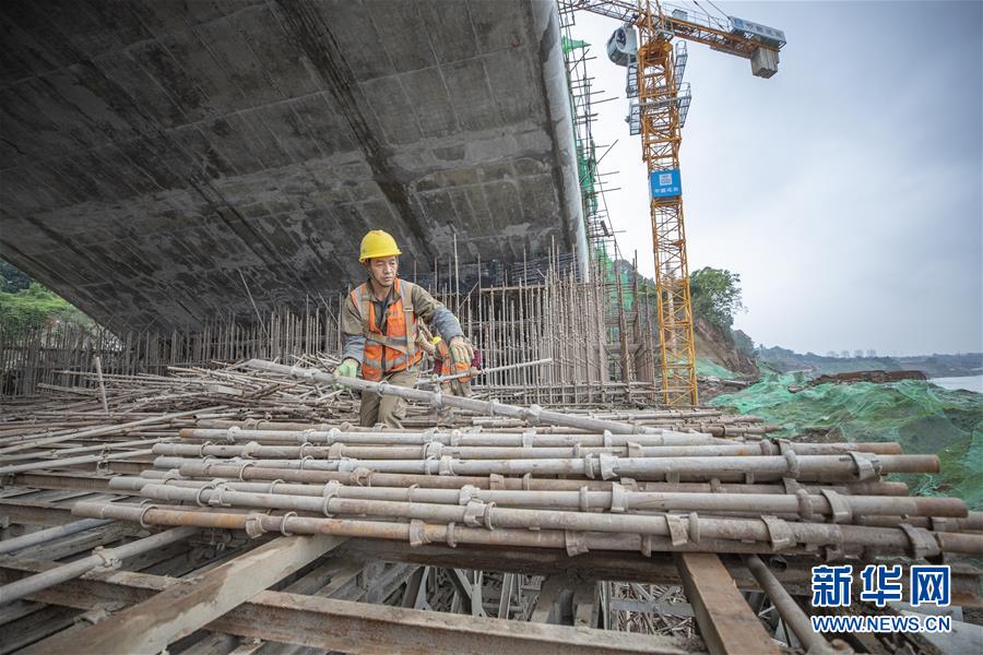 （社會）（3）重慶嘉陵江磁井段防洪護岸綜合整治工程三標(biāo)段加緊施工