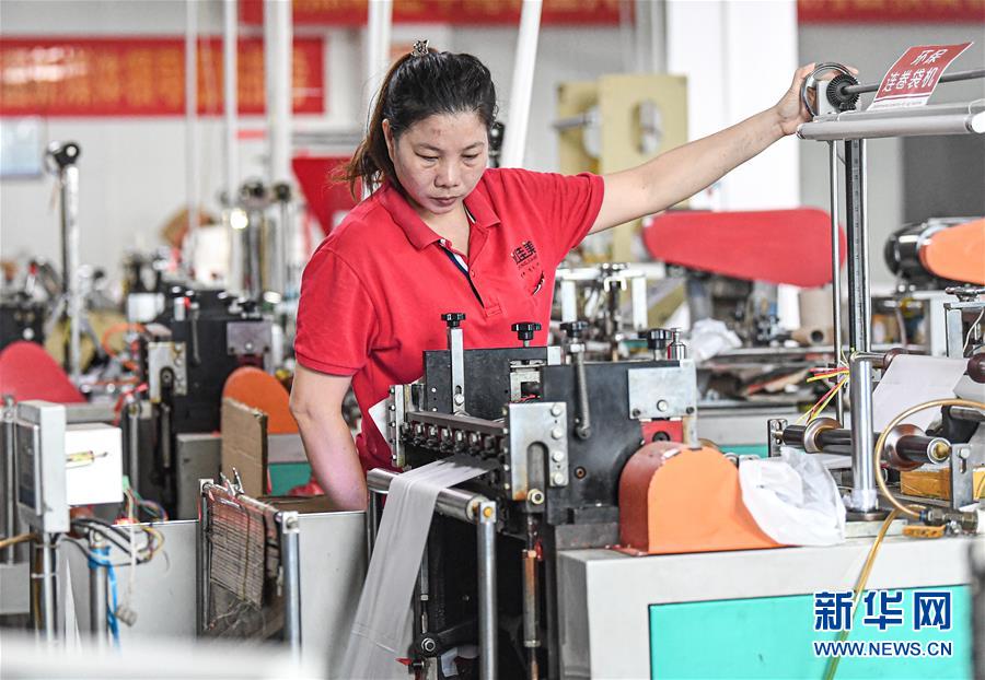 （新華視界）（1）&ldquo;禁塑&rdquo;倒計時  全生物降解袋生產(chǎn)忙