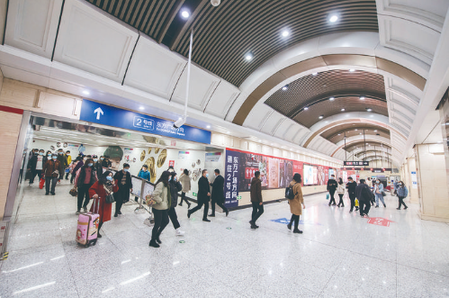 　　解放大路站是長(zhǎng)春軌道交通1號(hào)線與2號(hào)線換乘站，寬敞的換乘大廳讓市民享受軌道交通出行的便利。 張揚(yáng) 攝