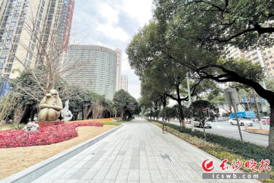 　　開福區(qū)芙蓉路綠葉女廣場周邊實施提質后的景象。長沙晚報通訊員 陳偉 攝