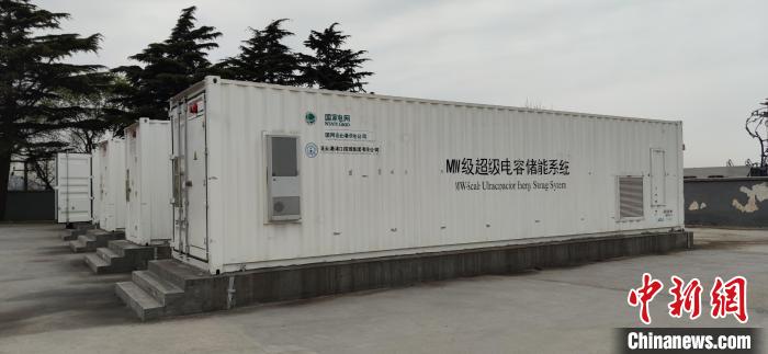 儲(chǔ)能站現(xiàn)場(chǎng)?！∠难?攝